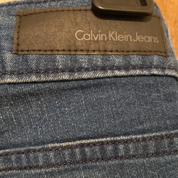 CALVIN KLEIN medium washed denim jeans. Classic back pocket stitching. Size US 4 - Picture 4 of 9